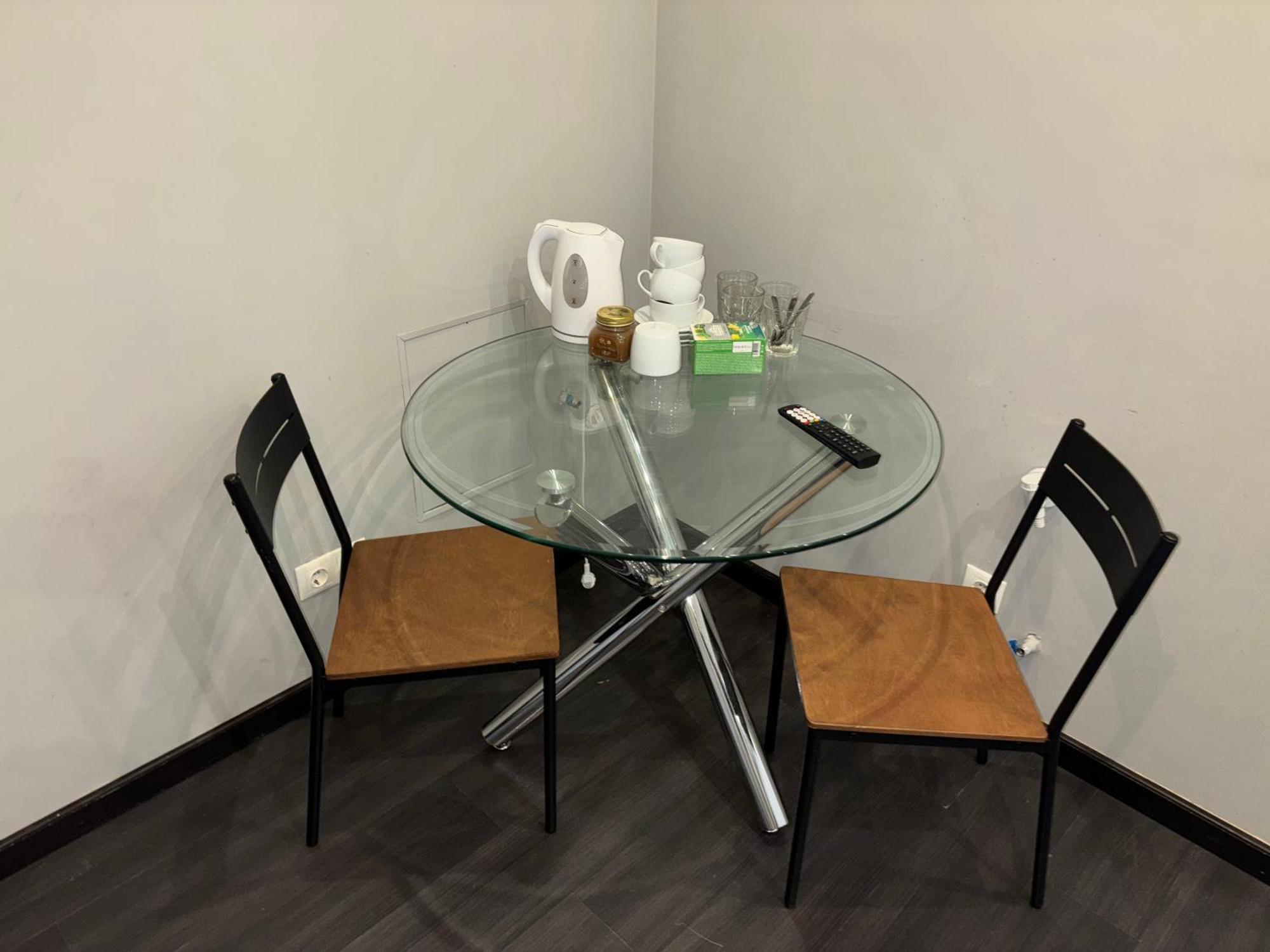 Aparthotel Riga Eksteriør bilde A glass table